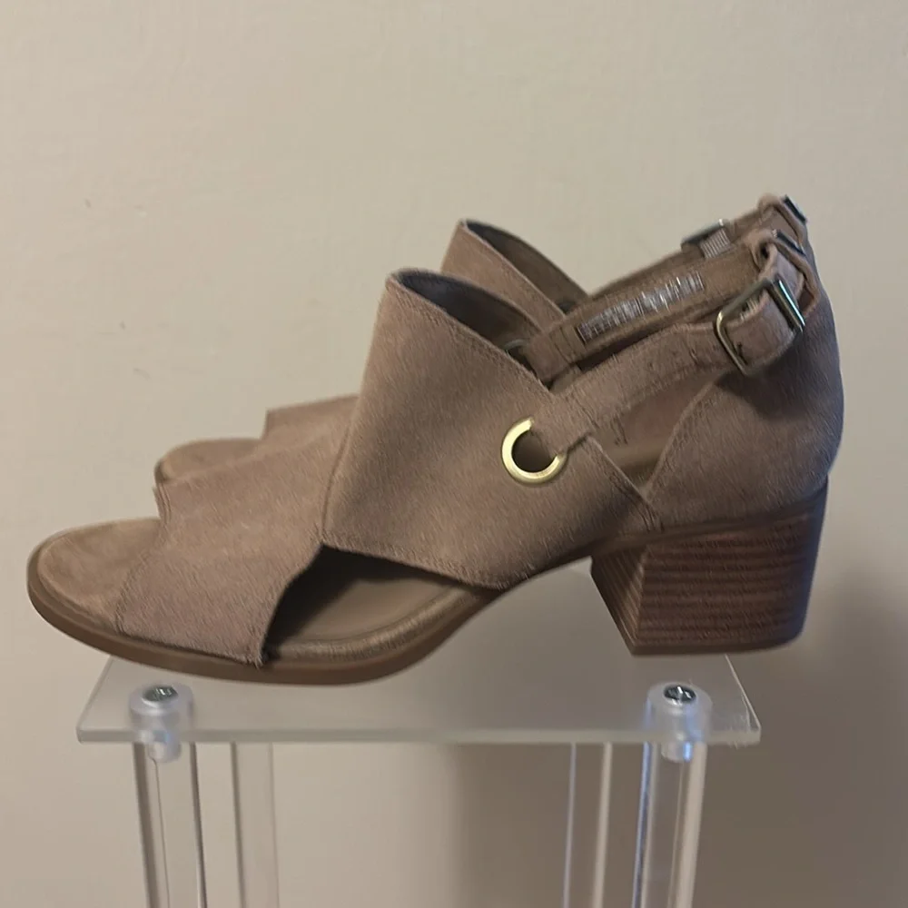 Koolaburra By UGG Tan Sandals with Modern Cut-Out Design